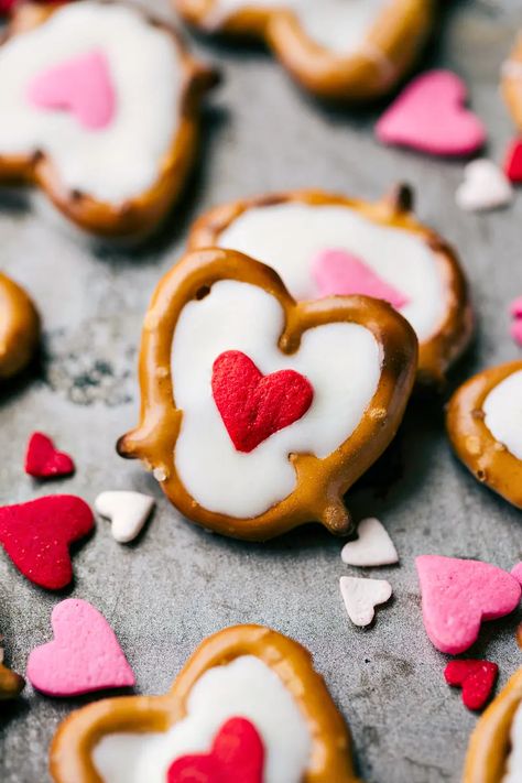 4 Easy Valentine's Day Treats | Chelsea's Messy Apron Chocolate Heart Pretzels, Chocolate San Valentin, Valentines Recipes Desserts, Chelsea's Messy Apron, Dessert Simple, Dessert Candles, Shaped Cookies, Valentine Desserts, Valentines Day Desserts