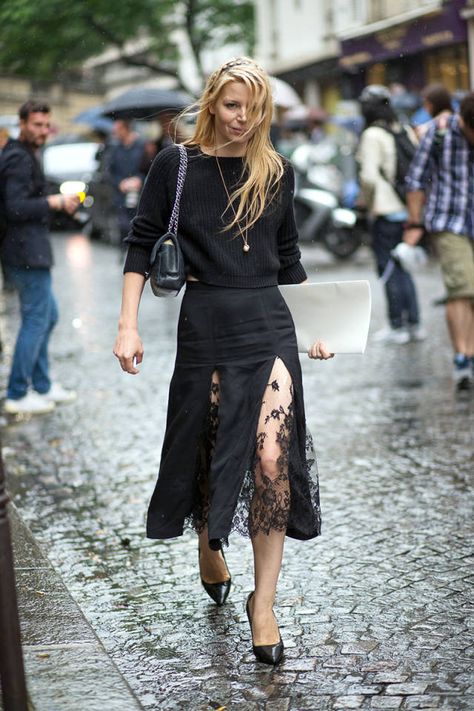 Parisian Chic: Style inspiration from the streets of Paris. See more of our favorite street style looks here! Detail Couture, Walking Down The Street, Street Dress, Outfit Trends, Street Style Paris, Autumn Street Style, Street Style Chic, All Black Outfit, Parisian Chic