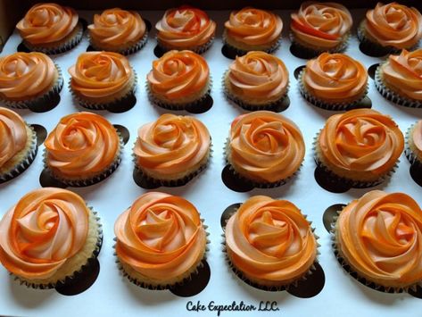 Rust Cupcakes Wedding, Orange Color Cupcakes, Burnt Orange Cupcakes Wedding, Orange And White Cupcakes, Burnt Orange Cupcakes, Orange Wedding Cupcakes, Orange Cupcakes Decoration, Orange Sweets, Rosette Cupcakes