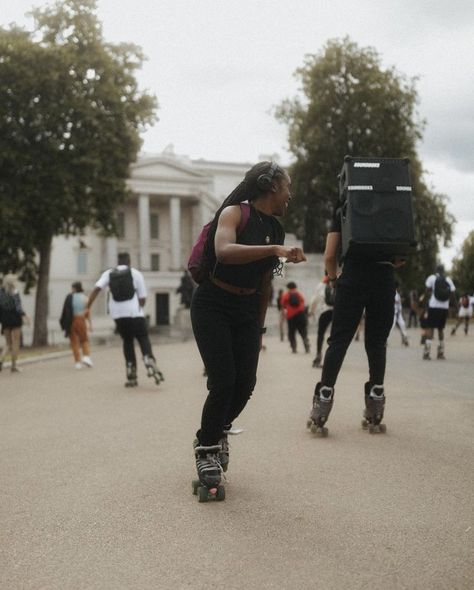 90s Party Outfit, Aesthetic London, Skating Aesthetic, Quad Skates, Roller Skaters, Skate Party, Skater Girls, Block Party, London Street