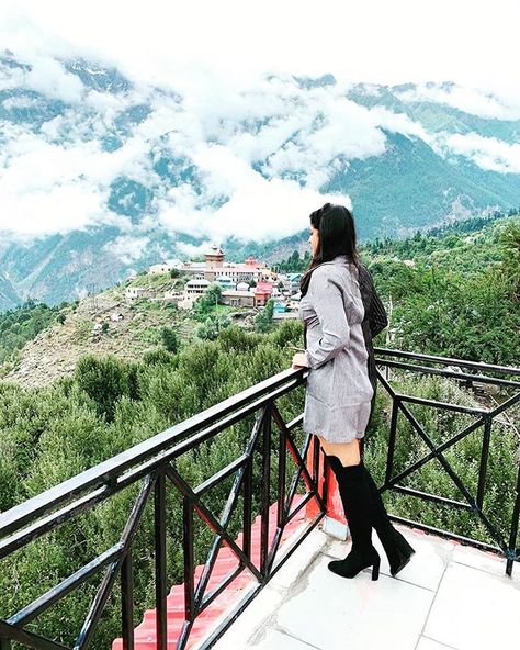 Stay in Heaven  . __ @veena.dsouza92  __ #unciatrails #himalayangirls #travel #kalpa Mountain Poses, Senior Portraits Girl, Travel Pose, Mountain Pose, Solo Photo, Travel Pictures Poses, Winter Photoshoot, Ariana Grande Pictures, Pictures Poses