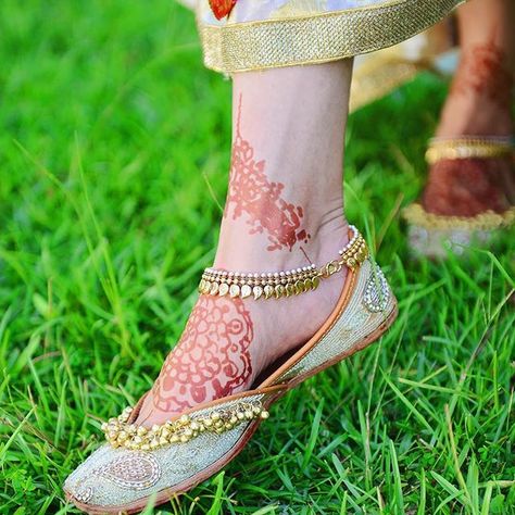 Jhanjar Anklets, Bride Footwear, Khussa Designs, Payal Design, Mystique Sandals, Anklets Indian, Bridal Anklet, Punjabi Bride, Paneer Tikka