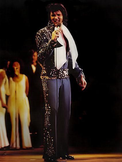 Elvis on tour in Greensboro, NC  April 14, 1972 Royal Blue Fireworks / Owl Jumpsuit Elvis On Tour, Elvis Presley Concerts, Elvis Jumpsuits, Blue Fireworks, Elvis In Concert, Elvis Presley Pictures, Elvis Presley Photos, Lisa Marie Presley, Greensboro Nc