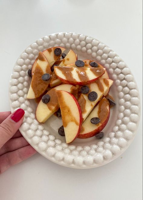 Apple Snack Ideas, Apple Peanut Butter Snack, Healthy Snack Plate, Apples Aesthetic, Almond Food, Apples And Peanut Butter, Honey Snacks, College Meal, Healthy Foods To Make