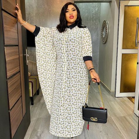 Aladukeh on Instagram: “It’s Boubou Unusual 😍😍😍 Price: N12500 Slay In Comfort❤️ To place order, pls send a Dm or WhatsApp 08038421746 Bag: @bags_warehouse1…” African Print Dresses Modern, Jalabia Styles For Women, Designer Kaftan Dresses, Bubu Kaftan Styles, Bubu Styles, Jalabia Styles, Kaftan Styles, Stylish Naija, African Fabric Dress