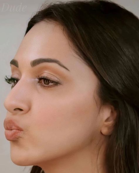 Kiara Advani Makeup, Eyes Makeup Tutorial, Kaira Advani, Brothers Movie, Aditi Rao, Sister Poses, Night Biking, Actress Without Makeup, Snapchat Picture