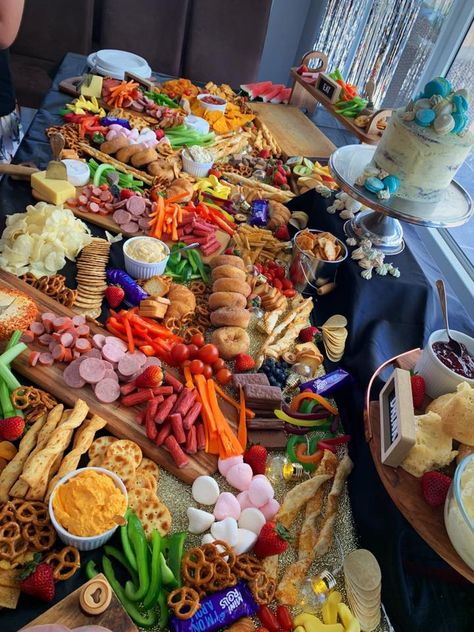 grazing table for kids/teenagers party. Junk Food Grazing Table, Grazing Table Birthday Party, Kids Party Platters Ideas, 1st Birthday Grazing Table, Kids Party Snack Table, Food Grazing Table Ideas, Kids Grazing Platter, Grazing Platter Ideas For Kids, Kids Birthday Food Table