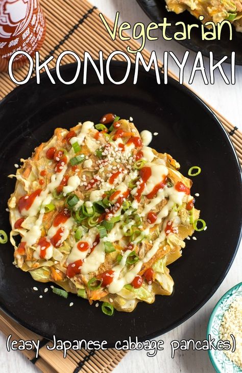 Vegetarian Okonomiyaki, Okonomiyaki Rezept, Cabbage Pancakes, Japanese Cabbage, Japanese Vegetarian Recipes, Okonomiyaki Recipe, Vegetarian Japanese, Vegetarian Asian, Vegetable Pancakes