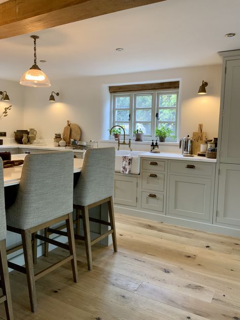 Cotswold Cottage Interior, Small Cottage Kitchens, White Cottage Kitchen, Barn Conversion Interiors, Cottage House Interior, Cotswolds Cottage, Country Cottage Kitchen, Industrial Style Kitchen, Kitchen Dining Living