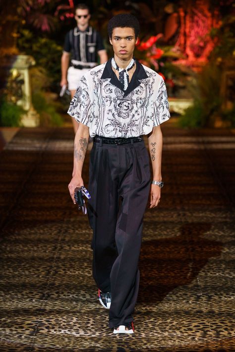 Dolce & Gabbana Spring 2020 Menswear collection, runway looks, beauty, models, and reviews. 2016 Menswear, Moda Chic, Menswear Fashion Show, Menswear Fashion, Menswear Collection, Dolce And Gabbana Man, Fashion Show Collection, Summer Trends, Vogue Paris