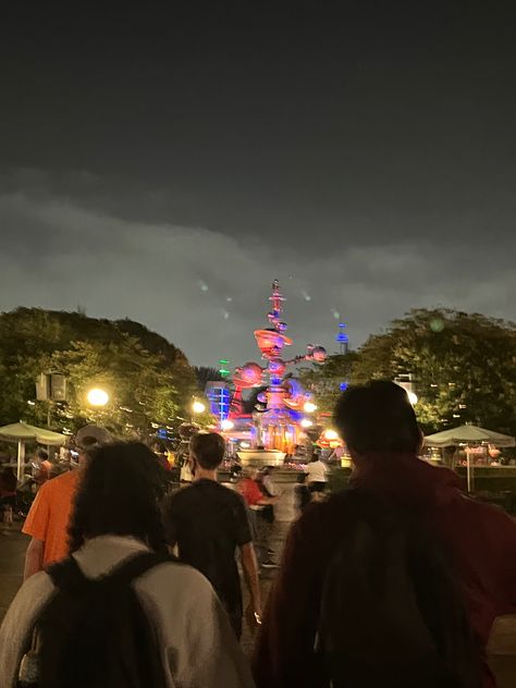 Disney Date Aesthetic, Disneyland Date Aesthetic, Disneyland Couple Aesthetic, Couple At Disneyland, Couples Disneyland, Disneyland Date, Disneyland Couple, Land Aesthetic, Obx Summer