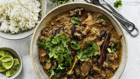 Hetty McKinnon's mushroom rendang Rendang Recipe, Dried Chillies, Vegan Mushroom, Trending Recipes, Latest Recipe, Vegan Baking, Vegan Dinners, Easy Cooking, Quick Recipes