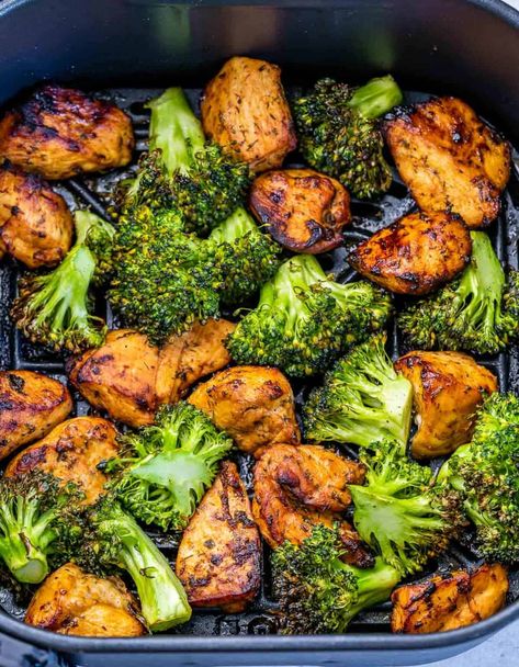 Cooking chicken and broccoli in an air fryer. Airfryer Chicken And Broccoli, Chicken Broccoli Air Fryer, Chicken Broccoli Air Fryer Recipes, Chicken And Broccoli Air Fryer Recipes, Air Fryer Chicken Veggies, Chicken And Broccoli Air Fryer, Air Fryer Dinner Ideas Healthy, Chicken Tenderloin Meal Prep, Raw Chicken In Air Fryer