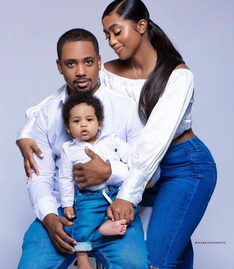 Family Potrait, Shooting Couple, Mommy And Me Photo Shoot, Shooting Studio, Mother Daughter Fashion, 1st Birthday Photoshoot, Family Photoshoot Outfits, Family Photo Pose, Style Goals