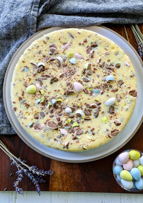 Cadbury Mini Egg Cheesecake Baked Mini Egg Cheesecake, No Bake Cadbury Mini Egg Cheesecake, Mini Cadbury Egg Desserts, Cadbury Cheesecake Recipes, Cadbury Egg Cake, Mini Eggs Cheesecake, Cadbury Mini Egg Cheesecake, Cadbury Egg Desserts, Cadbury Cheesecake