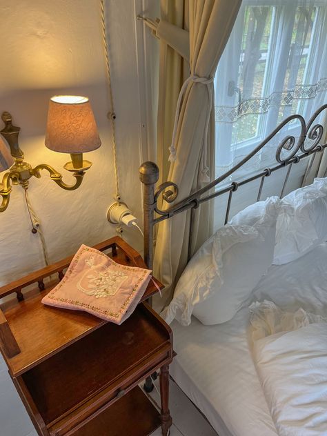 Coquette Home Decor, Southern Gothic Room, Cottage Core Coquette Room, Gloomy Coquette Bedroom, Gloomy Coquette Room Aesthetic, Antique Coquette Room, Coquette Home, Messy Victorian Room, Unmade Bed