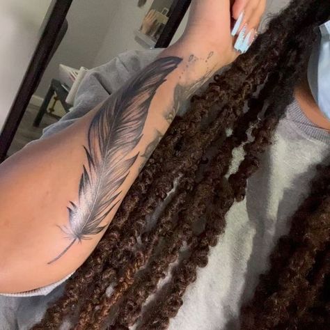 ❥ 𝑭𝒆𝒎𝒂𝒍𝒆 𝒕𝒂𝒕𝒕𝒐𝒐 𝒂𝒓𝒕𝒊𝒔𝒕 on Instagram: "Prettiest feather everrrr" Feather On Hand Tattoo, Feather Tattoos On Wrist, Big Feather Tattoo, Feather Tattoo Black Women, Feather Back Tattoo, Feather Dream Catcher Tattoo, Feather Arm Tattoo, Native American Tattoos For Women, Indian Tattoos For Women