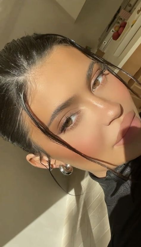 Kylie Jenner Ear Piercings, Kylie Jenner Piercings, Kylie Kristen Jenner, Keeping Up With The Kardashians, Cool Instagram Pictures, Kardashian Jenner, Everyday Jewelry, Instagram Pictures, Kylie Jenner