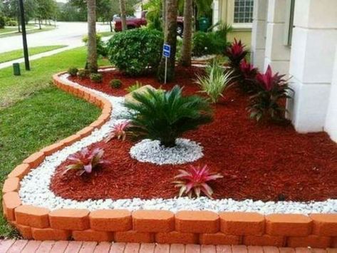 18 Magnificent Ideas For Landscaping Your Backyard Red Mulch, Front Yard Flowers, Front Garden Landscape, Backyard Garden Design, Front Yard Garden, Garden Edging, Front Yard Landscaping Design, Flower Bed, Landscaping With Rocks