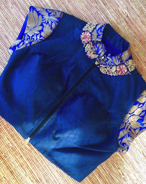 Blue Designer Blouse, Boat Neck Blouse Design, Blouse Design Images, New Blouse Designs, Sari Blouse Designs, Simple Blouse Designs, Blouse Designs Silk, Elegant Blouse Designs, Unique Blouse Designs