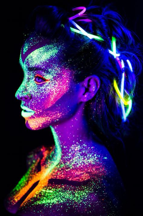 Glow girl Blacklight Painting, Uv Photography, Space Disco, Uv Makeup, Neon Photoshoot, Graffiti Character, Festival Makeup Rave, Festival Make Up, Neon Paint