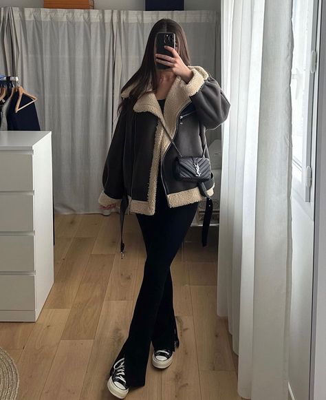 casual winter outfits girls trendy black Zara Winter Outfit, Modesty Outfits, Europe Outfits, Easy Winter Outfit, Leather Jacket Outfits, Casual Day Outfits, Vans Slip On, Street Style Chic, Trench Coats Women