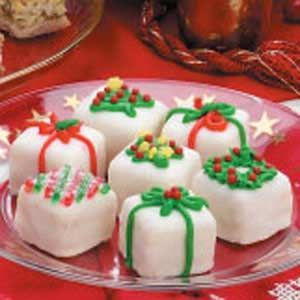 Petit Four Recipes, Christmas Tea Party, Holiday Sprinkles, Small Cakes, Christmas Sweets, Christmas Tea, Christmas Goodies, Eclairs, Holiday Treats