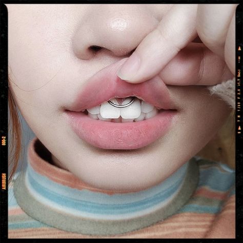 Smiley Piercing Idea Pirsing Smile, Smiley Piercing Aesthetic, Smiley Piercing Rings, Smiley Piercing Jewelry, Nose Piercing Ideas, Smile Ring, Smile Piercing, Microdermal Piercing, Mouth Piercings