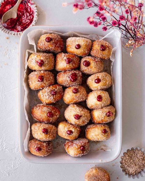 Vegan Air Fryer Donuts with Jam https://www.rainbownourishments.com/vegan-air-fryer-donuts-with-jam/ Rainbow Nourishments, Vegan Air Fryer Recipes, Air Fry Donuts, Vegan Donut Recipe, Vegan Air Fryer, Air Fryer Donuts, Jam Donut, Yeast Donuts, Vegan Tips