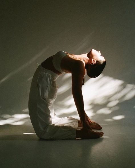 SKY TING (@skyting) • Photos et vidéos Instagram Healing Photoshoot Ideas, Yoga Pose Aesthetic, Yoga Dark Aesthetic, Yoga Poses Photoshoot, Aesthetic Yoga Pictures, Yoga Studio Photoshoot, Pilates Editorial, Yoga Pictures Photography, Artistic Yoga Photography