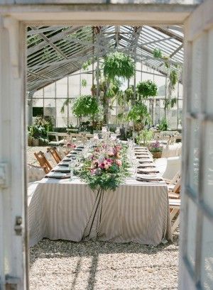 Green and gyp hanging balls. Table cloth English Garden Wedding Inspiration, English Garden Wedding, Luxury Wedding Decor, Greenhouse Wedding, Garden Wedding Inspiration, Greenhouse Plans, Wedding Decor Inspiration, Table Set Up, Garden Party Wedding