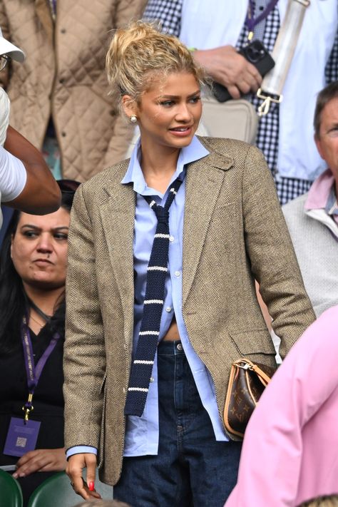 Zendaya Was Blonde, Preppy, and Stressed at Wimbledon Zendaya Wimbledon 2024, Zendaya Suit, Wimbledon 2024, Mode Zendaya, Estilo Zendaya, Estilo Blair Waldorf, Ralph Lauren Looks, Stile Blair Waldorf, Lev Livet