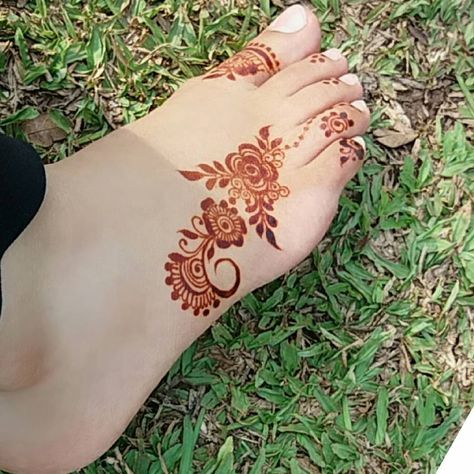 5,723 Likes, 60 Comments - Nashwah khan (@mehndibyhayat) on Instagram: “Treated my feet , loving the stain ❤  PS: ignore the weirdness of shot! #Exames #doodle” Henna Basic, Fashion Henna, Mehndi Designs Finger, Henna Hand Designs, Feet Mehndi, Henne Tattoo, Jagua Henna, Leg Henna, Foot Henna