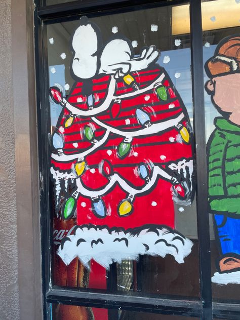 Dog with dog house covered in Christmas lights Charlie Brown Christmas Window Painting, Gingerbread Window Painting, Window Painting Ideas, Gingerbread Dog, Winter Windows, Christmas Chalkboard Art, Christmas Window Painting, Winter Window, Christmas Window Decorations