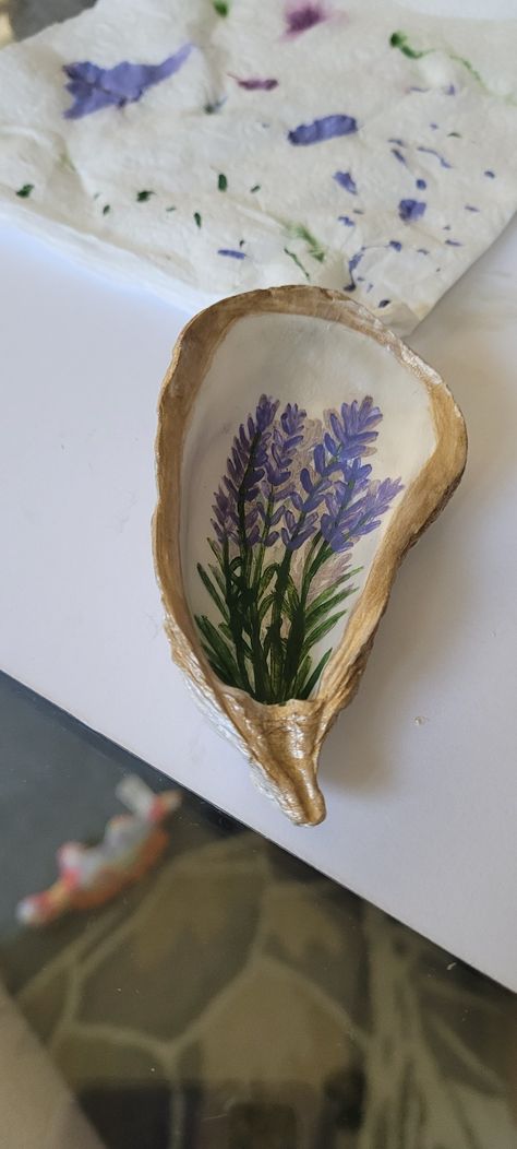 Painting On Oyster Shells, Hand Painted Oyster Shells, Oyster Shell Decor, Oyster Shell Painting, Paint Oyster Shells, Oysters Crafts, Painting Oyster Shells, Painted Oyster Shells Ideas, Painting On Shells