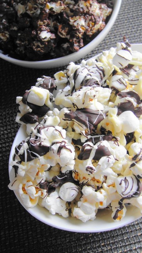 Marshmallow Drink, Covered Popcorn, Chocolate Covered Popcorn, Marshmallow Desserts, Marshmallow Popcorn, Bake Something, How To Make Marshmallows, Marshmallow Frosting, Chocolate Covered Marshmallows