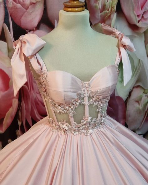 Surprise Dance Outfits, Debut Gowns, Xv Dresses, Sweet 15 Party Ideas Quinceanera, Quinceanera Pink, Quinceanera Themes Dresses, Pink Quince, 15 Dresses Quinceanera, Quinceanera Dresses Pink