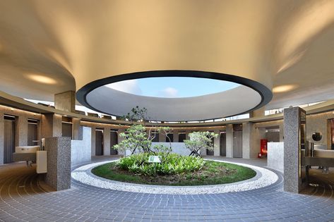 Along a major highway, the Yangmei Rest Area has a simple and straightforward program: a convenient store and restrooms. The main design concept is to bring nature and clarity into the overly artificial highway environment. We put efforts to elevate people's ''Nature Calls'' experience in the busy come-and-go scenes commonly associated with rest areas. Public Toilet Design Architecture, Garden Court, Daycare Design, Round Building, Bathroom Floor Plans, Bedroom Interior Design Luxury, Public Architecture, Rest Area, Roof Construction