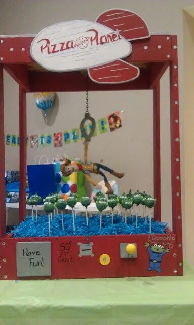 Toy story cake pops claw machine Toy Story Bday Cake, Toy Story Carnival Birthday Party, Buzz Party Ideas, Toy Story Trunk Or Treat Ideas, Toys Story Cake, Toy Story Cake Pops, Buzz Party, To The Infinity And Beyond, Toy Story Decorations