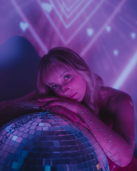 Mini Disco Ball Photoshoot, Discoball Photoshoot Ideas, Mirrorball Photoshoot, Disco Shoot, Disco Ball Photoshoot, Disco Photoshoot, Modern Disco, Neon Disco, Yearbook Photoshoot