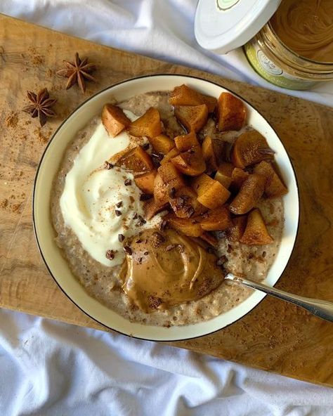 Cold Weather Breakfast, Cinnamon Apple Oats, Fall Oatmeal, Cinnamon Apple Oatmeal, Apple Oats, Simple Oatmeal, Stewed Apples, Cinnamon Water, Apple Cinnamon Oatmeal