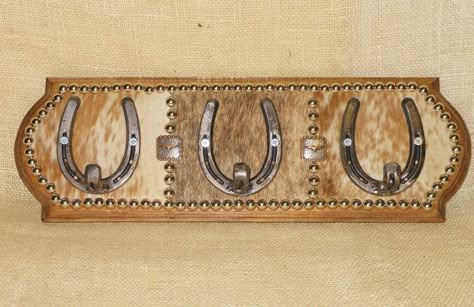 Bridle Racks, Rustic Hooks, Wall Shoe Rack, Cowhide Decor, Wall Mounted Shoe Rack, Chair Woodworking Plans, Western Rooms, Horseshoe Projects, Western Crafts