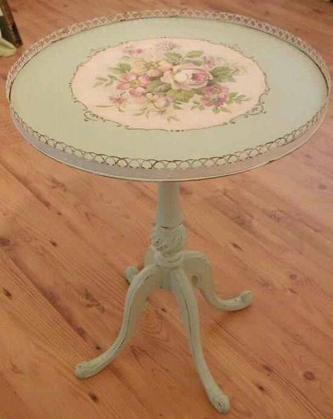 Shabby Chic Decorating, Muebles Shabby Chic, Cottage Shabby Chic, Decoupage Furniture, Shabby Chic Vintage, Shabby Cottage, Painted Table, Hand Painted Furniture, Chic Bedroom