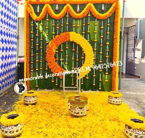 Haldi Background, Haldi Decorations, Door Flower Decoration, Haldi Decoration Ideas, Hindu Wedding Decorations, Haldi Decoration, Small Wedding Decor, Engagement Stage Decoration, Traditional Decoration