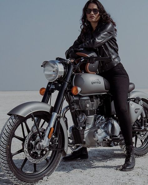 Women Bikers Photography, Himalayan Royal Enfield, Women Riding Motorcycles, Bike Icon, Biker Photography, Мотоциклы Cafe Racers, Biker Photoshoot, Enfield Classic, Bike Aesthetic