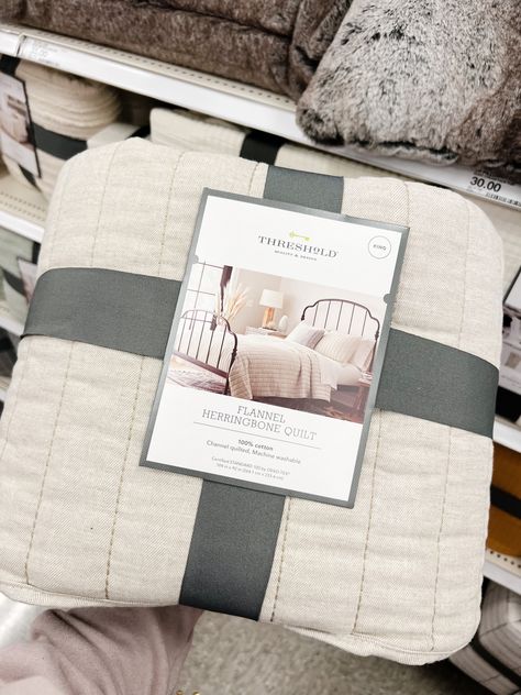 Pillow Packaging Design, Bedding Packaging, Quilt Bedroom, Herringbone Quilt, Ideas De Casa, Neutral Quilt, Set Packaging, Bed Duvet, Bedding Quilt