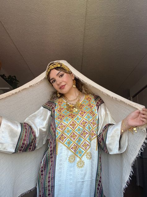 Syrian Clothes Traditional, Syrian Traditional Dress, Traditional Syrian Clothing, Arabic Dress Traditional, Syria Clothes, Syrian Dress, Desert Aesthetic Fashion, Syrian Aesthetic, Syrian Clothing