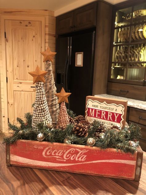 Pop Crate Ideas Decor, Pepsi Crate Christmas Ideas, Christmas Coke Crate, Soda Crate Christmas Decor, Mini Wood Crate Ideas For Christmas, Coke Crate Christmas Decor, Coke Crate Decor, Pepsi Crate Ideas Decor, Wooden Coke Crate Ideas