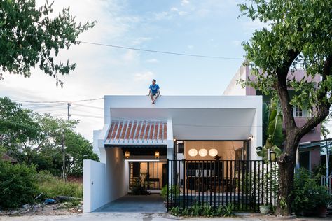 Houses Modern, Contemporary Garden Design, Ancient Houses, Small Patio Garden, Front Courtyard, Minimal House Design, Contemporary Garden, Minimal Home, Hoi An