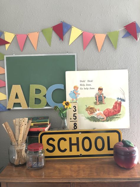 Classic Classroom Decor, Vintage Classroom Aesthetic, Vintage Classroom Theme, Classroom Gallery Wall, Vintage School Decor, Vintage Classroom Decor, Education Aesthetic, Back To School Displays, Vintage Classroom